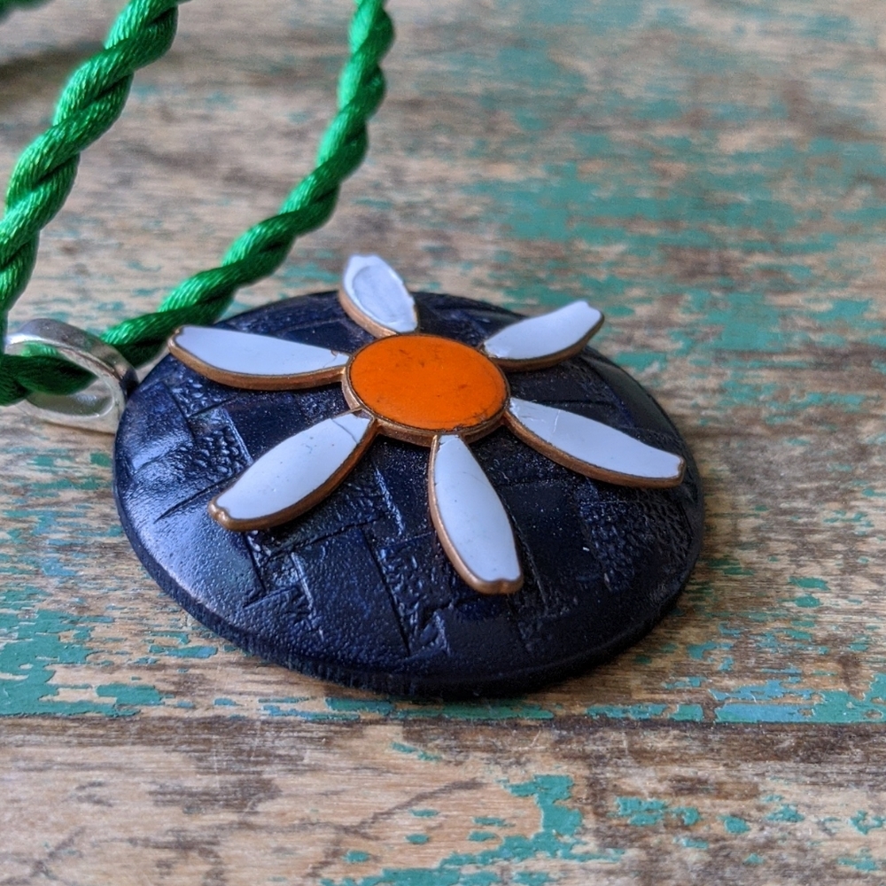 WHIMSY HOUSE I NWT Upcycled Vintage Wood Button & Enameled Metal Daisy Necklace - Picture 8 of 11